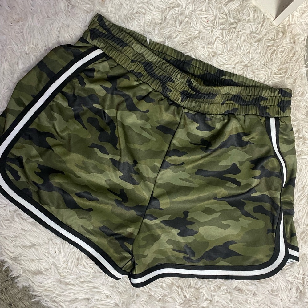 Camo Shorts 💕 - Picture 4 of 6